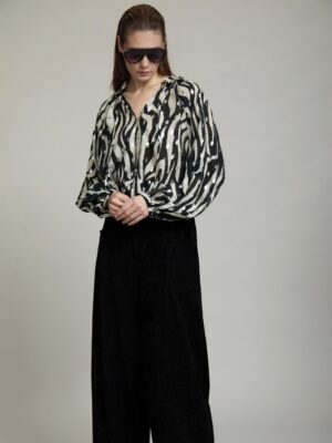 BLUSA ESTAMPADA NEGRA